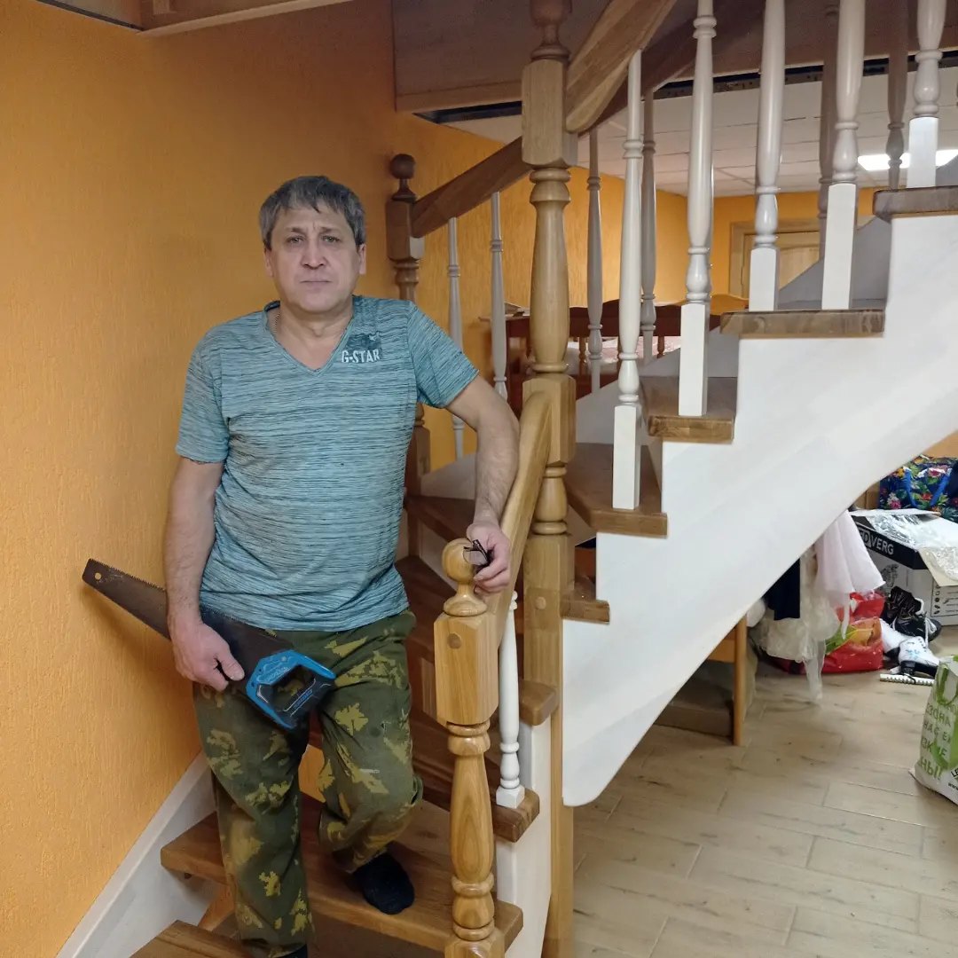 Мастер Фёдор Афанасьевич у готовой лестницы из массива с точёными балясинами, Туймазы